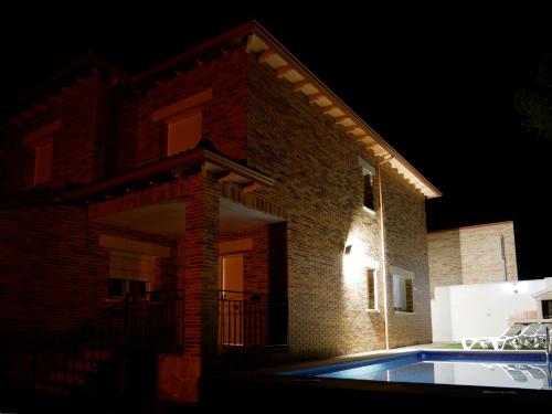 Exterior view, Casa Rural el Reencuentro "Grupo Mirando a Gredos" in Cadalso de los Vidrios