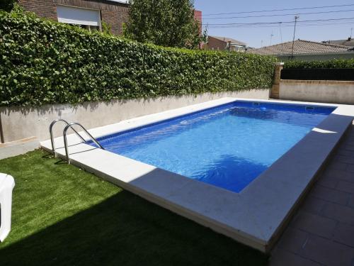 Swimming pool, Casa Rural el Reencuentro "Grupo Mirando a Gredos" in Cadalso de los Vidrios