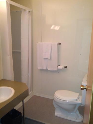 Bear Country Inn - Photo 2