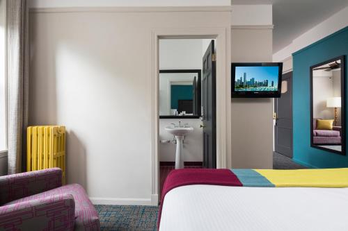 King Suite image 10