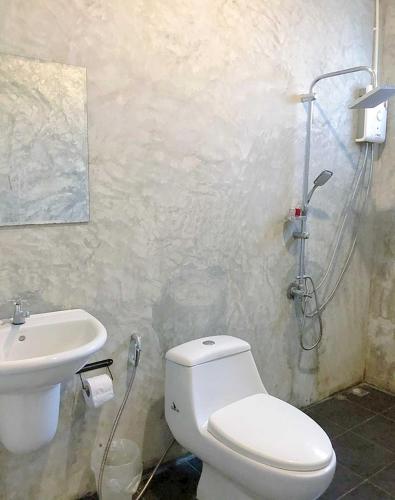Bathroom, เชอโคว์ เชอโคว์ โฮมสเตย์ in Sangkhla Buri