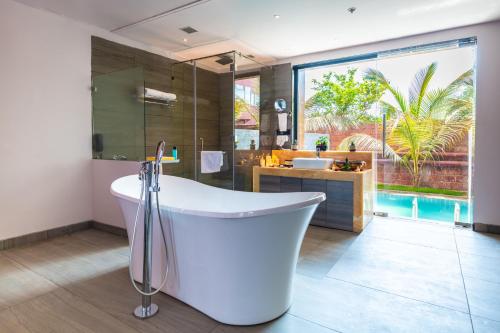 สระว่ายน้ำ, Saya Grand Resort By Treat Thane in ภีวันที