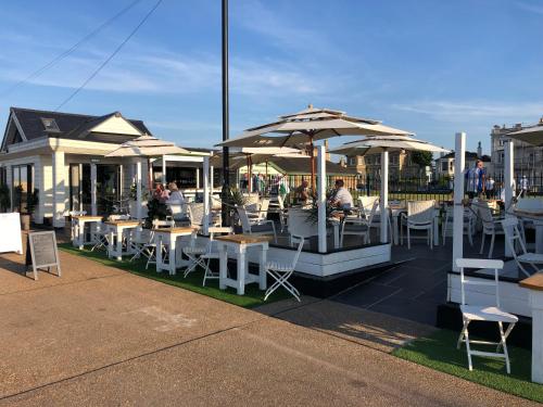 Wight On The Beach, Sleeps 4, Free Off Road Parking, Balcony with Sea Views in Ryde North East