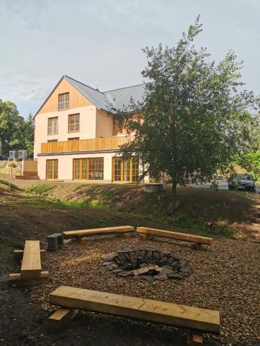 Pohled zvenku, Apartmán v podkroví (Apartman v podkrovi) in Říčky