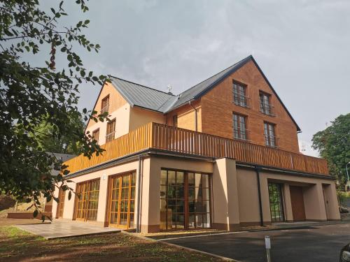 Pohled zvenku, Apartmán v podkroví (Apartman v podkrovi) in Říčky