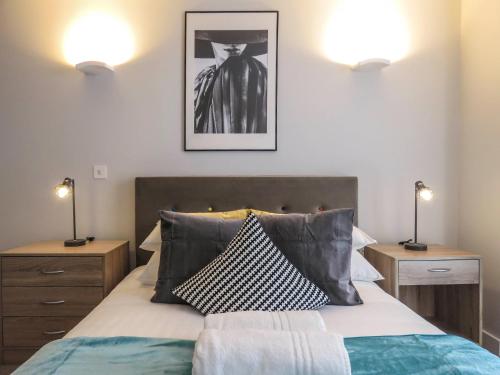 Tudors eSuites JQ Apartments Two Bedrooms, Birmingham (photo 10)