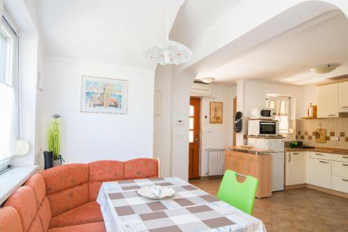 Solmar, Apartment with big terrace near nature in Ankaran