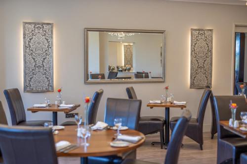 Restaurant, Links Country Park Hotel in Cromer