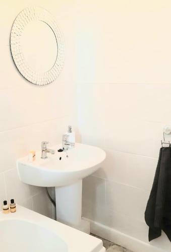LILY'S FABULOUS APARTMENT GLA-AIRPORT & CITY