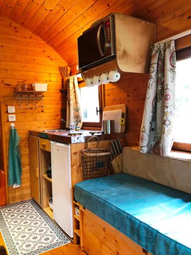 Kitchen, Millygite Chalet-on-wheels by the river in Milly-la-Foret