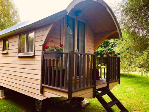 Millygite Chalet-on-wheels by the river