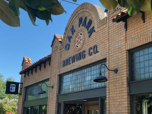 Közeli látványosságok, WHOLE Family - WholeVille near Kalifornia Állami Egyetem Sacramento