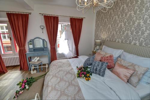 1 queen bed, 2 sofa beds