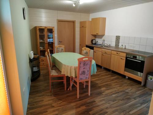 Ferienwohnung Steffenberg - Niedereisenhausen mit Balkon