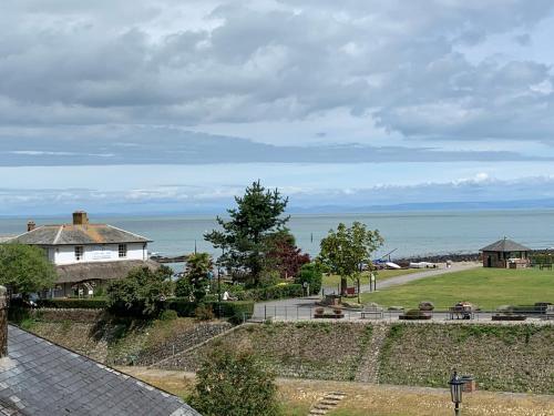 Postmans Rest, second floor apartment, Lynmouth with private parking, Lynmouth