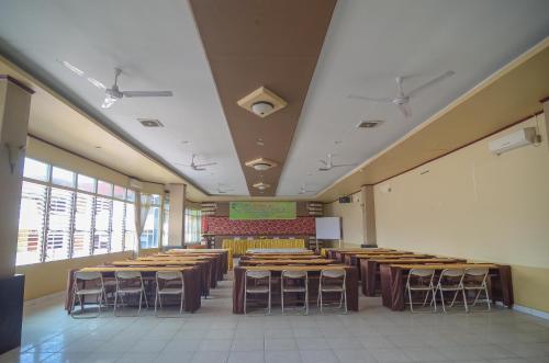 A Hotelcom Reddoorz At P Diponegoro Street Hotel - 