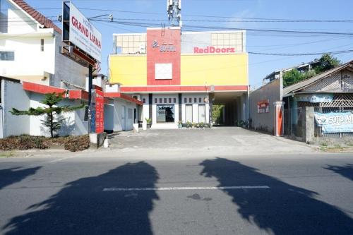 RedDoorz Plus near Stadion Wijaya Kusuma