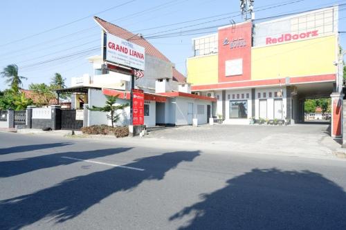 RedDoorz Plus near Stadion Wijaya Kusuma