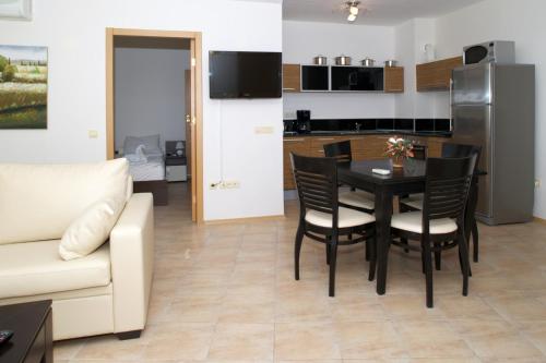 2 bedrooms, 3 beds
