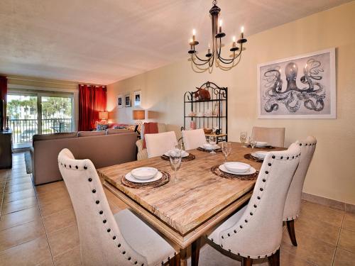 Mont Martre Condo 216 Beachfront 2 bedroom 2 bath at Mont Martre Condos 23117 in Belleair Beach (Florida)