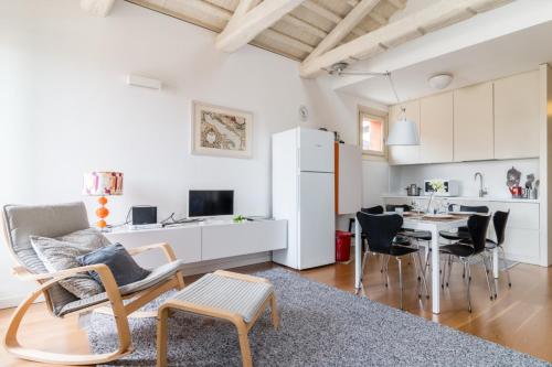 Carmini Canal View and balcony with Lift - image 2