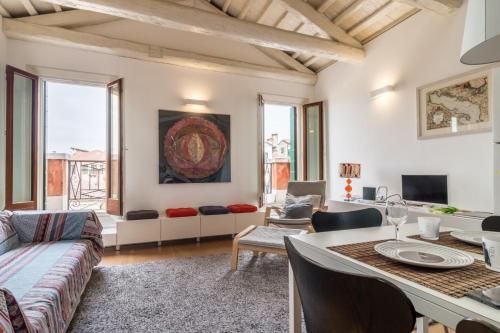 Carmini Canal View and balcony with Lift - image 4