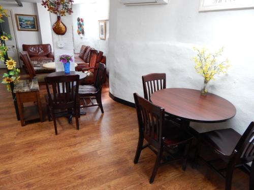 مطعم, إيه فريندلي إن آت هارفارد (A Friendly Inn at Harvard) in كامبريدج