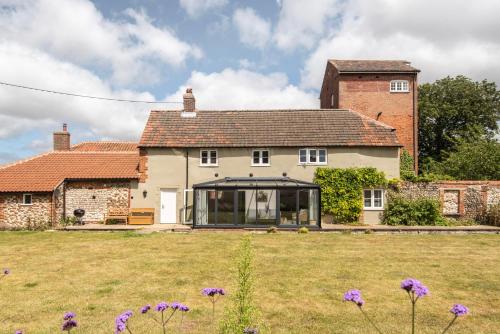 Dārzs, m² 6 guļamistaba, 7 privāta vannas istaba Villa South Creake
 (The Old Chequers | Riverside Hot Tub Stay) in South Creake