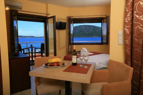  Faros Luxury Suites in Marathopoli