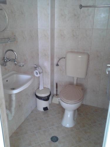 Twin Room image 2