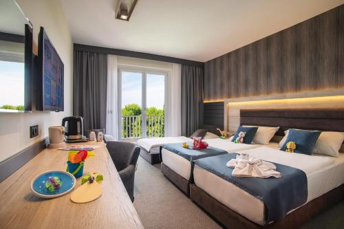 1 twin bed, 2 sofa beds