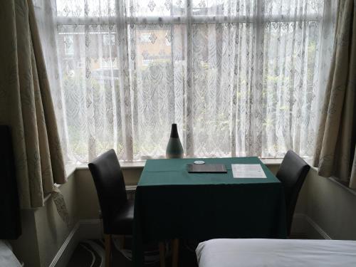 อาหารและเครื่องดื่ม, Four Seasons Guest House in แคนเทอร์บิวรี