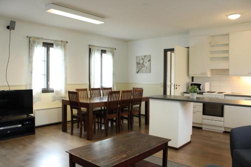 3 bedrooms, 9 beds