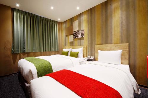 Superior Triple Room image 5