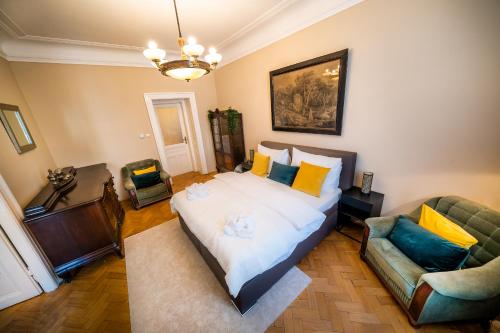Luxurious Kafka family apt in Old Town 4