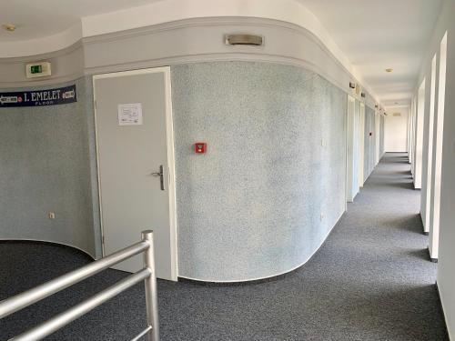 Well Hotel - main image