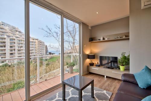 Balluta Bay Beach house with Seaviews - main image