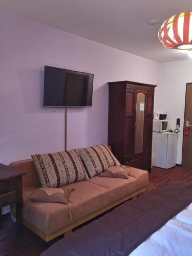 Hotel Attaché - image 10