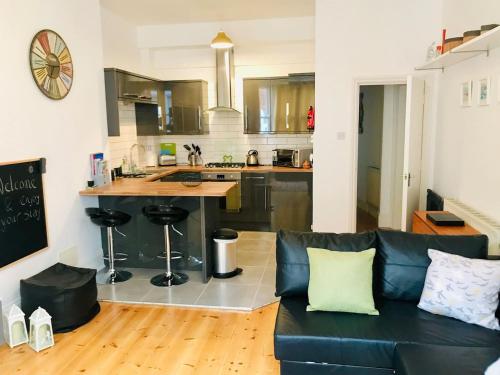 PJ's Central Ventnor Holiday Apartment - Ventnor