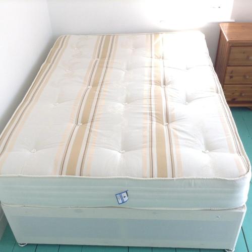 BARBIE HOUSE ,OPPOSITE The BEACH & PAIGNTON PIER , 2 Bedroom APARTMENT with Private Car space & Garden , Free Access next Door to the Stunning BALLET & MAKE UP SCHOOL & a Beautiful LADYS BEAUTY SALON