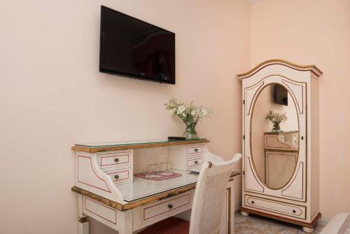Double Room with Sea View image 10