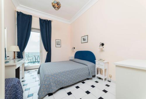 Double Room with Sea View image 5