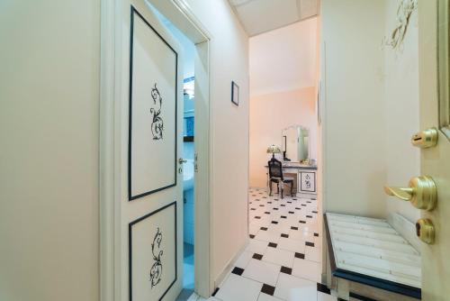 Double Room with Sea View image 6