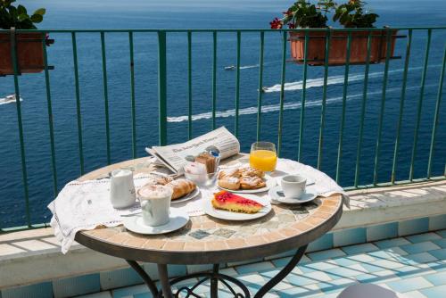 Double Room with Sea View image 1