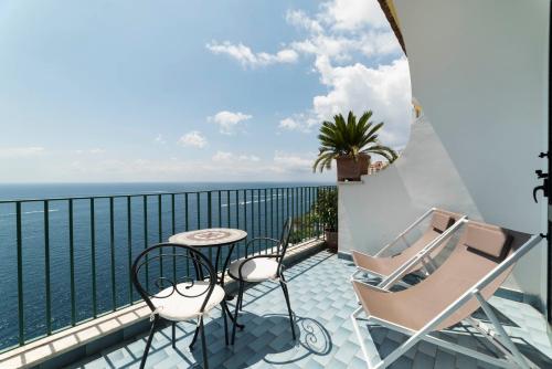Double Room with Sea View image 9