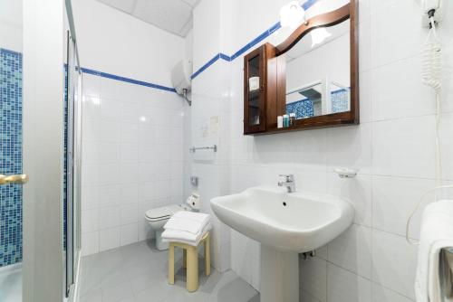 Double Room with Sea View image 7