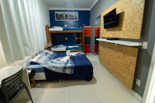 1 queen bed, 2 bunk beds