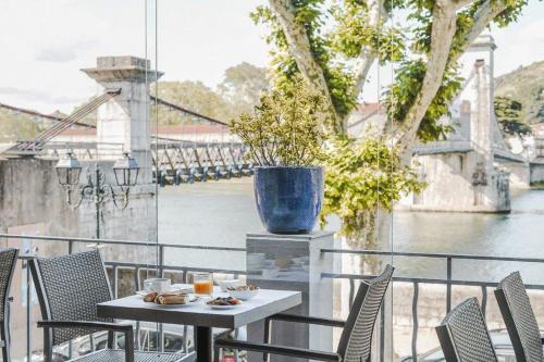 Food and beverages, Hotel Les Deux Coteaux in Tain-l'Hermitage