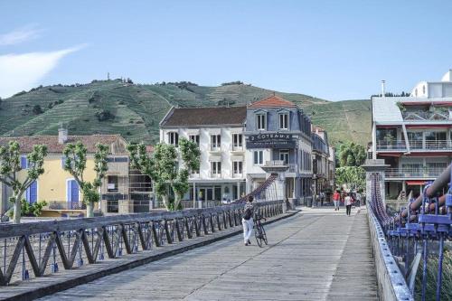 Hôtel Les Deux Coteaux Hotel de charme Saint-Jean-de-Muzols