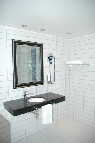 Standard Double Room image 3